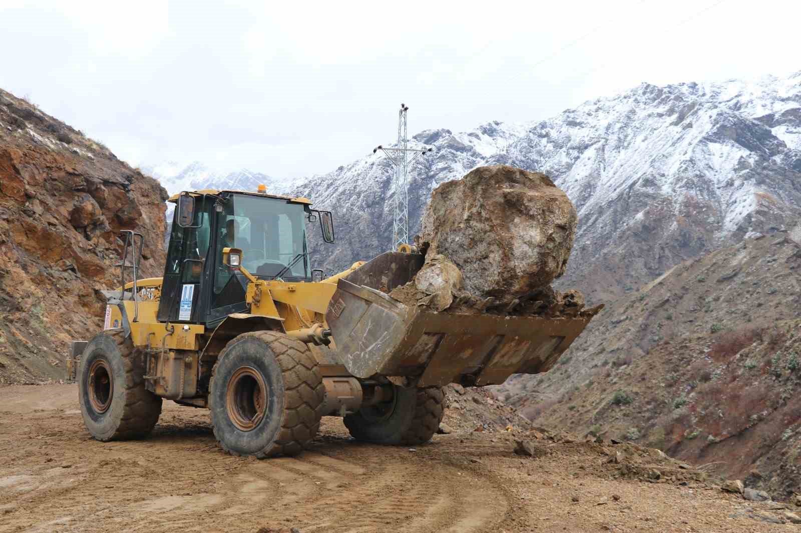Erzurum’da heyelan yolu kapattı
