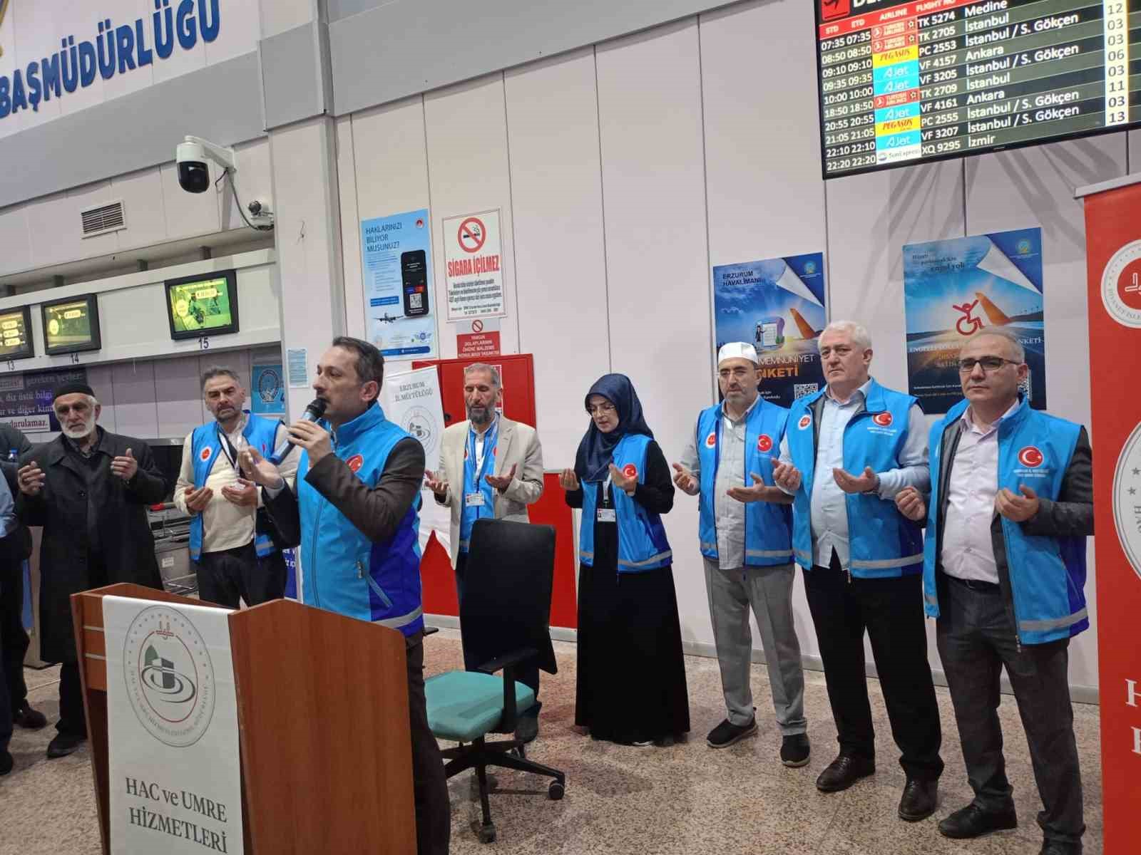 Erzurum’da  ilk hac kafilesi dualarla uğurlandı
