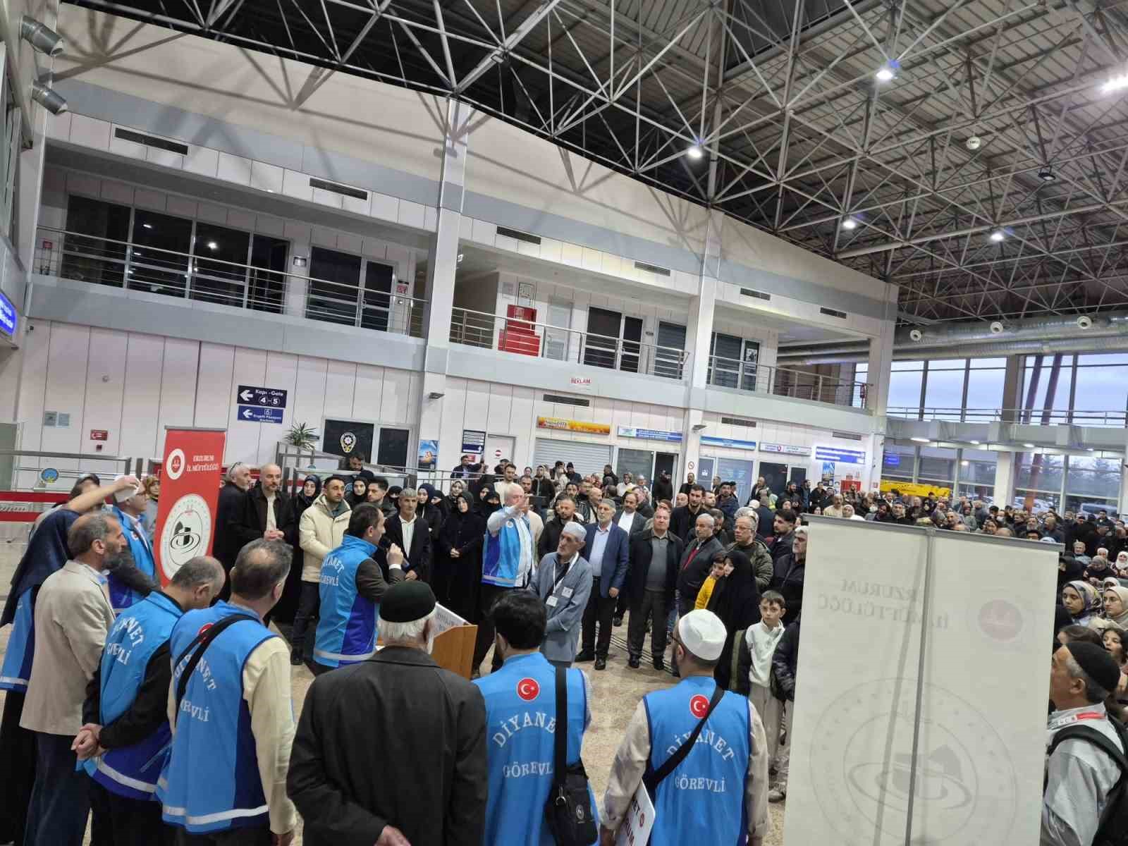 Erzurum’da  ilk hac kafilesi dualarla uğurlandı
