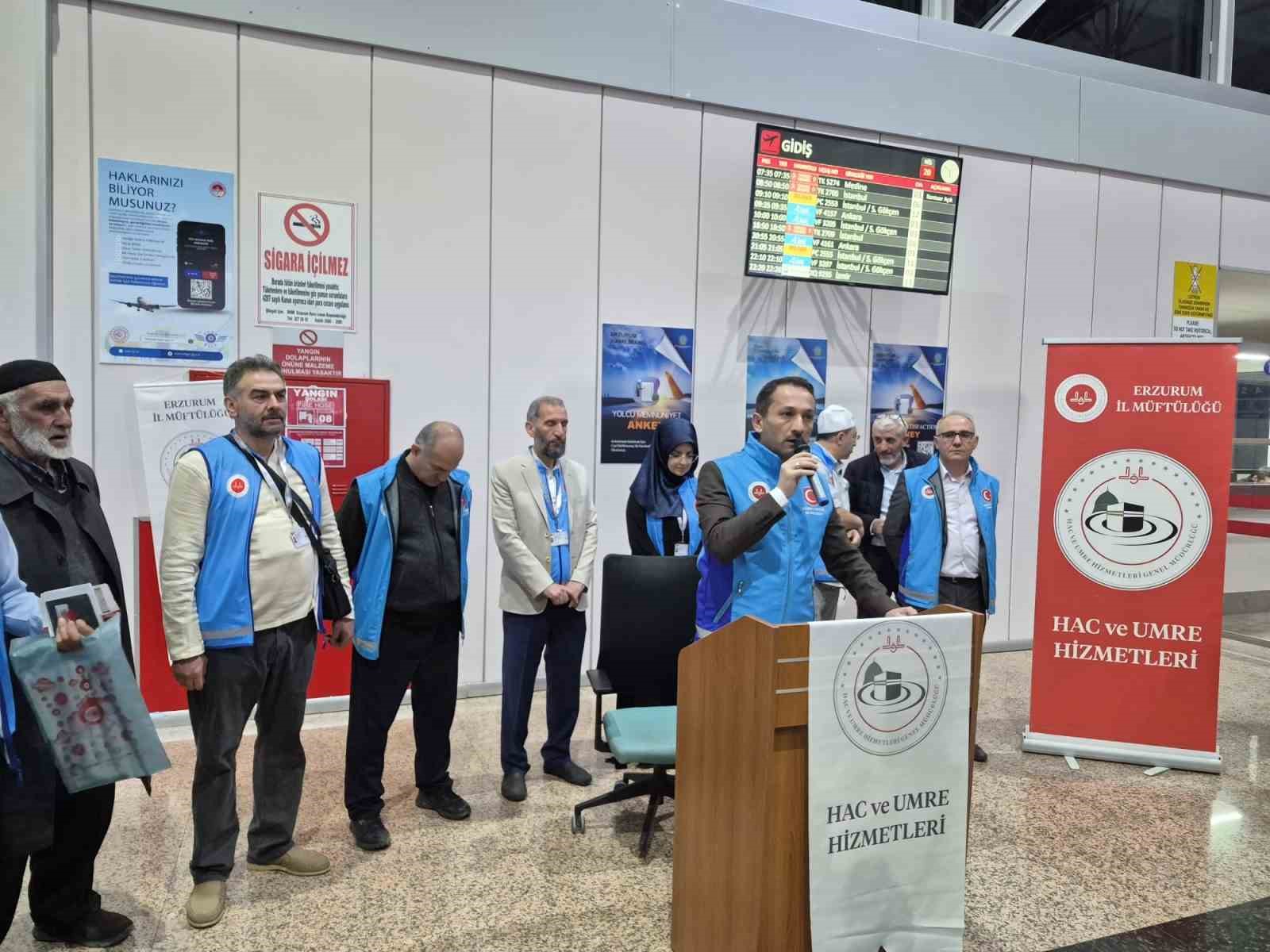 Erzurum’da  ilk hac kafilesi dualarla uğurlandı
