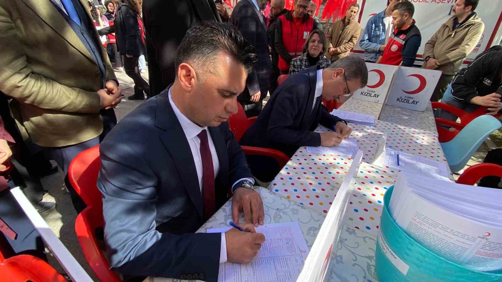 Erzurum’da "Kan Bağışı Hayat Kurtarır" kampanyasına yoğun katılım
Erzurum’da "Kan Bağışı Hayat Kurtarır" kampanyasına yoğun katılım