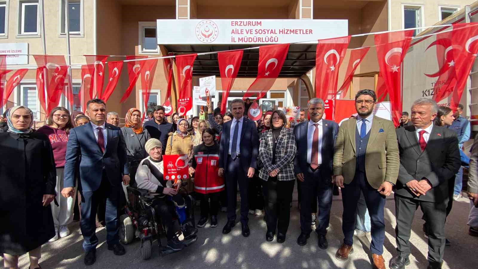 Erzurum’da "Kan Bağışı Hayat Kurtarır" kampanyasına yoğun katılım
Erzurum’da "Kan Bağışı Hayat Kurtarır" kampanyasına yoğun katılım