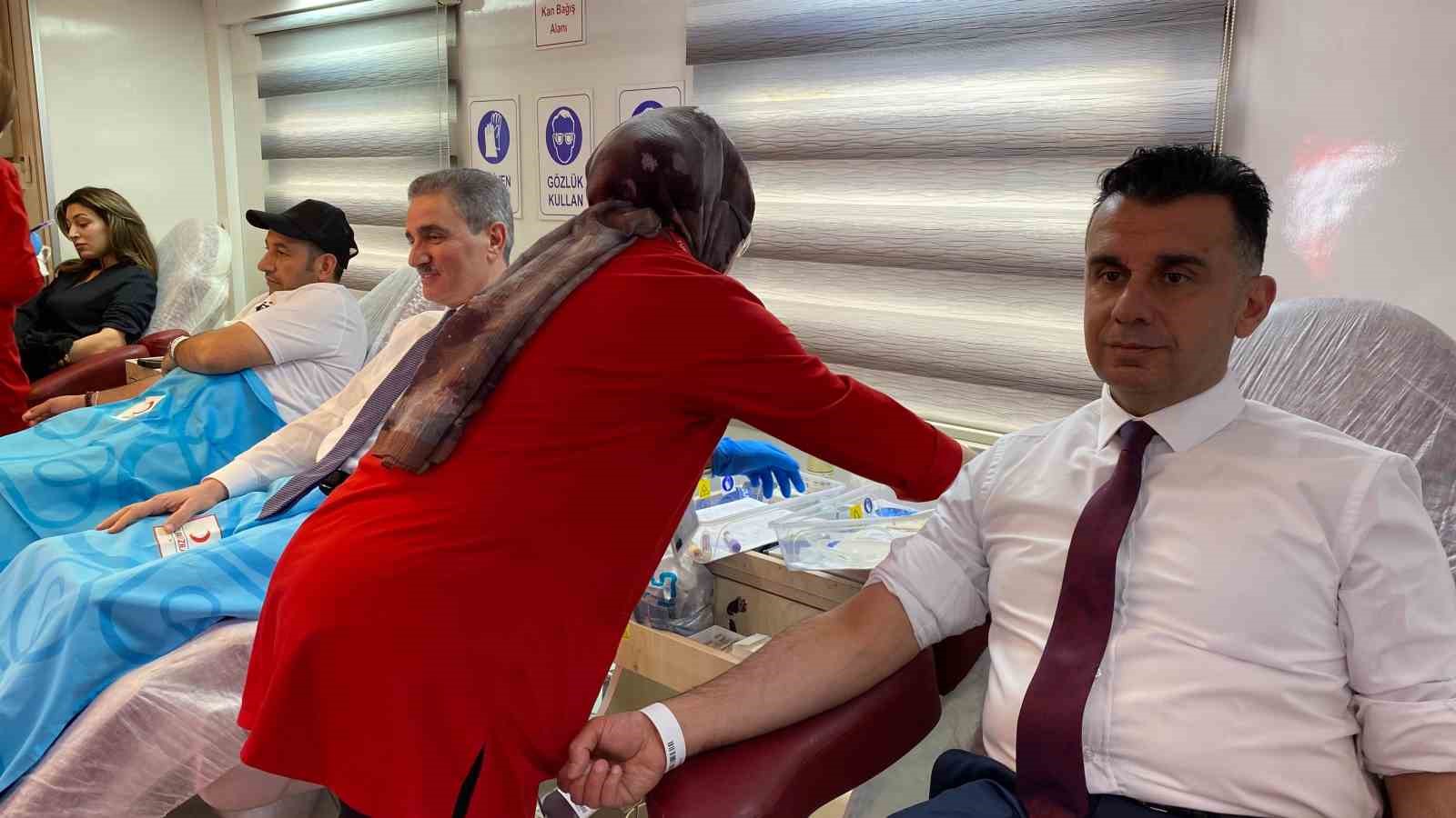 Erzurum’da "Kan Bağışı Hayat Kurtarır" kampanyasına yoğun katılım
Erzurum’da "Kan Bağışı Hayat Kurtarır" kampanyasına yoğun katılım