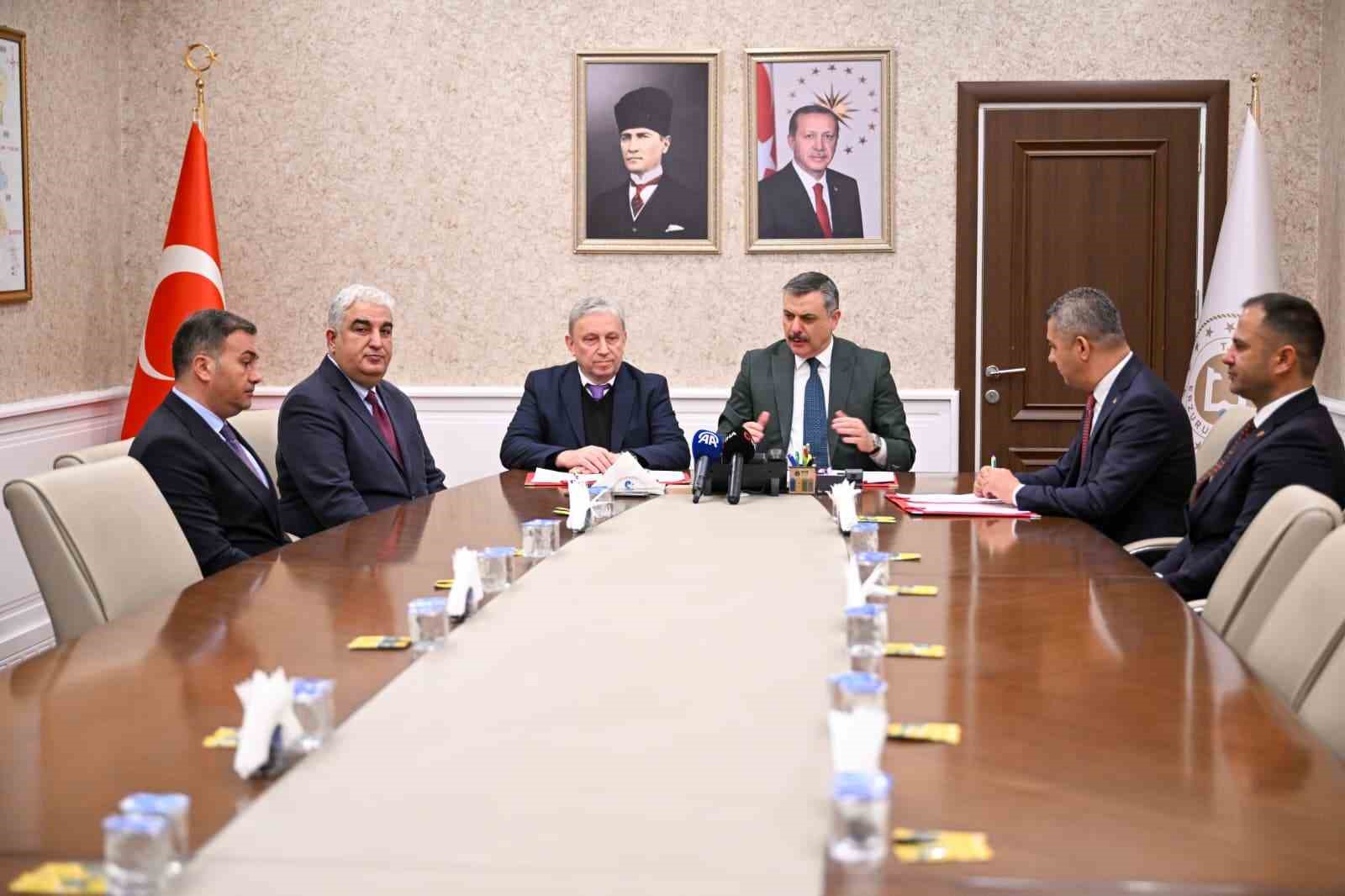 Erzurum’da kapalı spor salonu için imzalar atıldı
