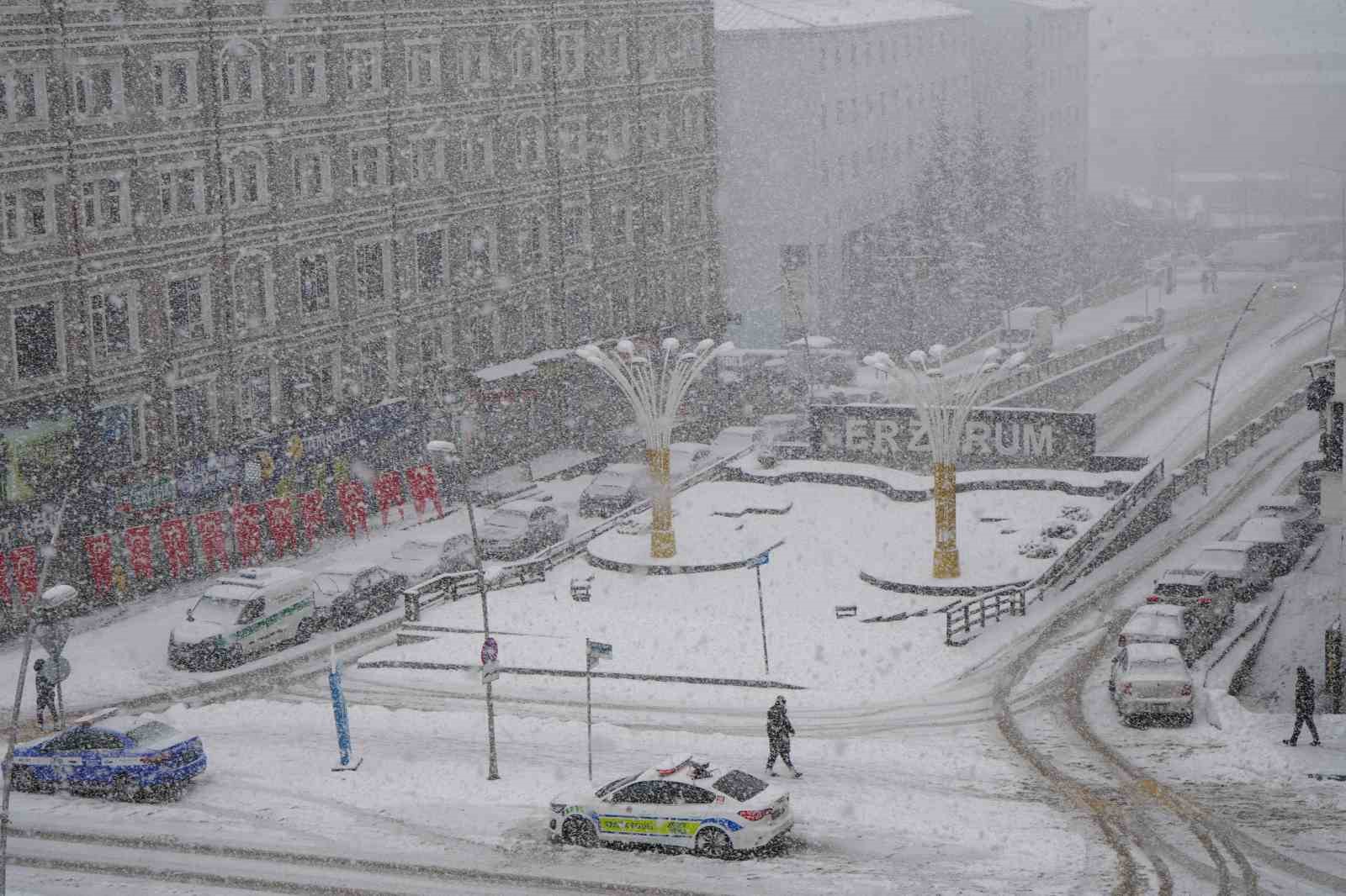 Erzurum’da kar sebebiyle 312 köyün yolu kapalı
