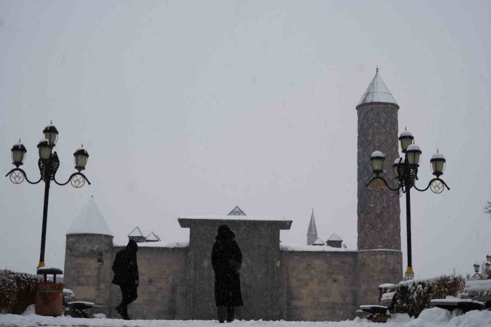 Erzurum’da kar sebebiyle 312 köyün yolu kapalı
