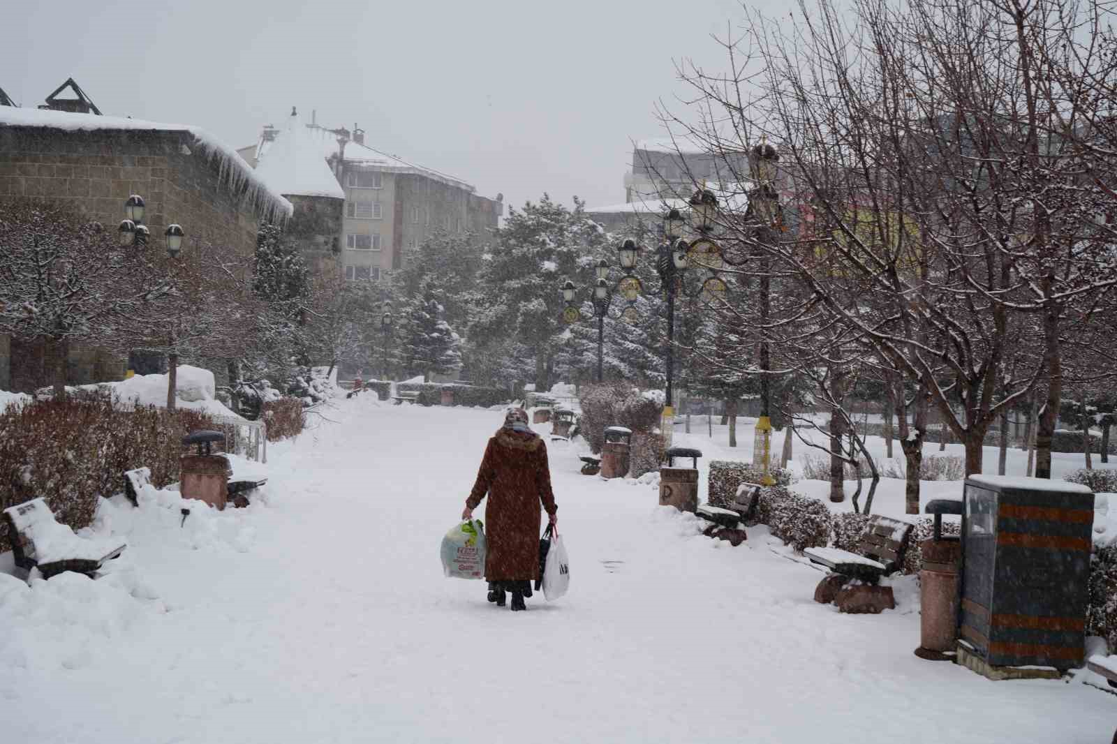 Erzurum’da kar sebebiyle 312 köyün yolu kapalı
