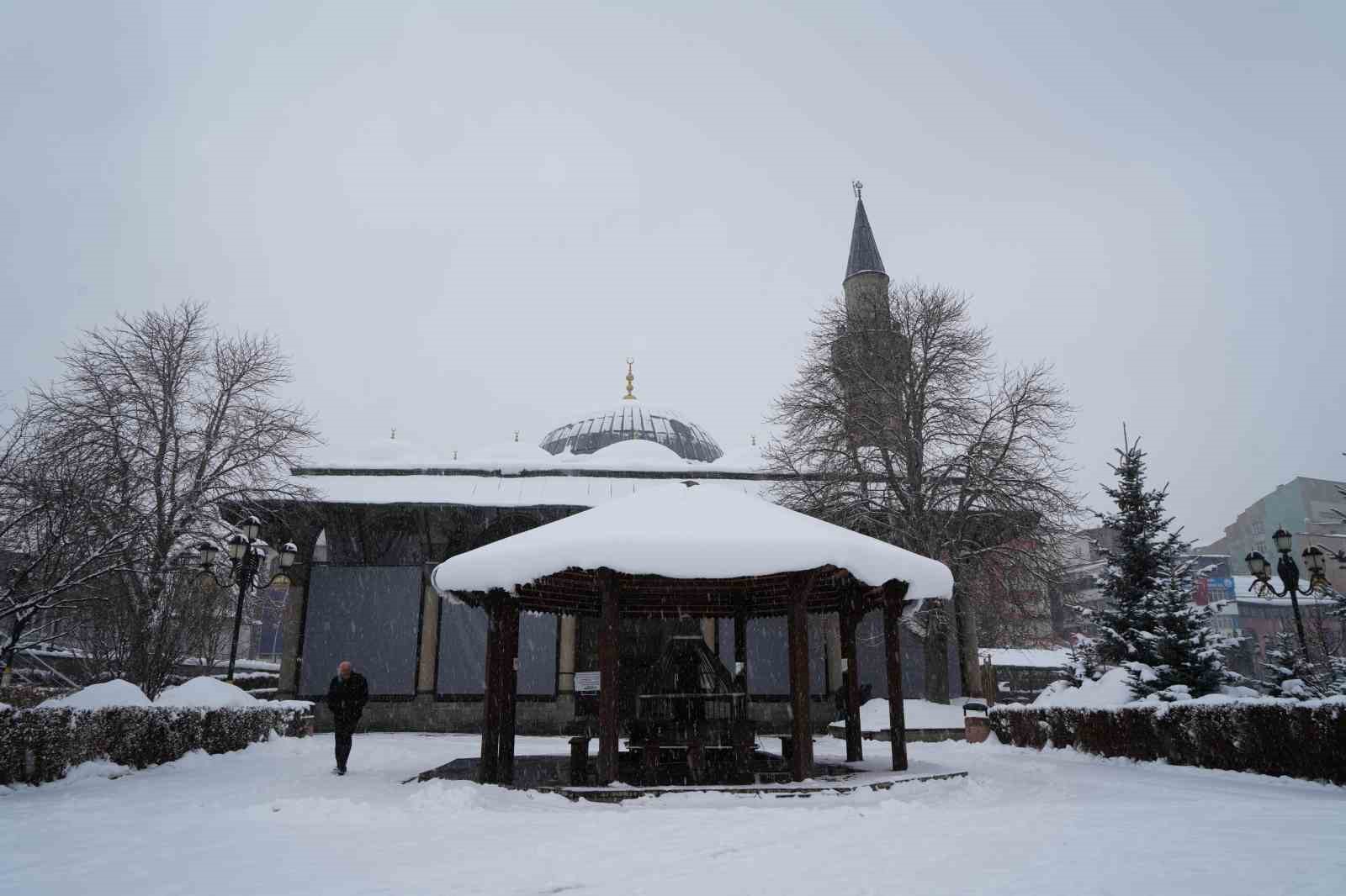 Erzurum’da kar sebebiyle 312 köyün yolu kapalı
