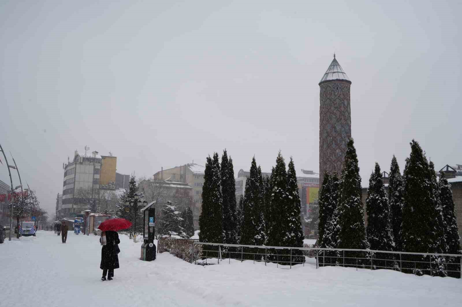 Erzurum’da kar sebebiyle 312 köyün yolu kapalı
