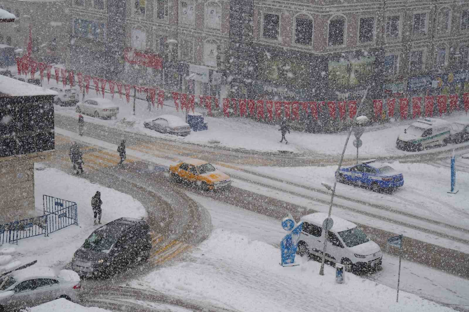 Erzurum’da kar sebebiyle 312 köyün yolu kapalı
