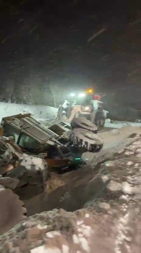Erzurum’da kar temizleme aracı devrildi
