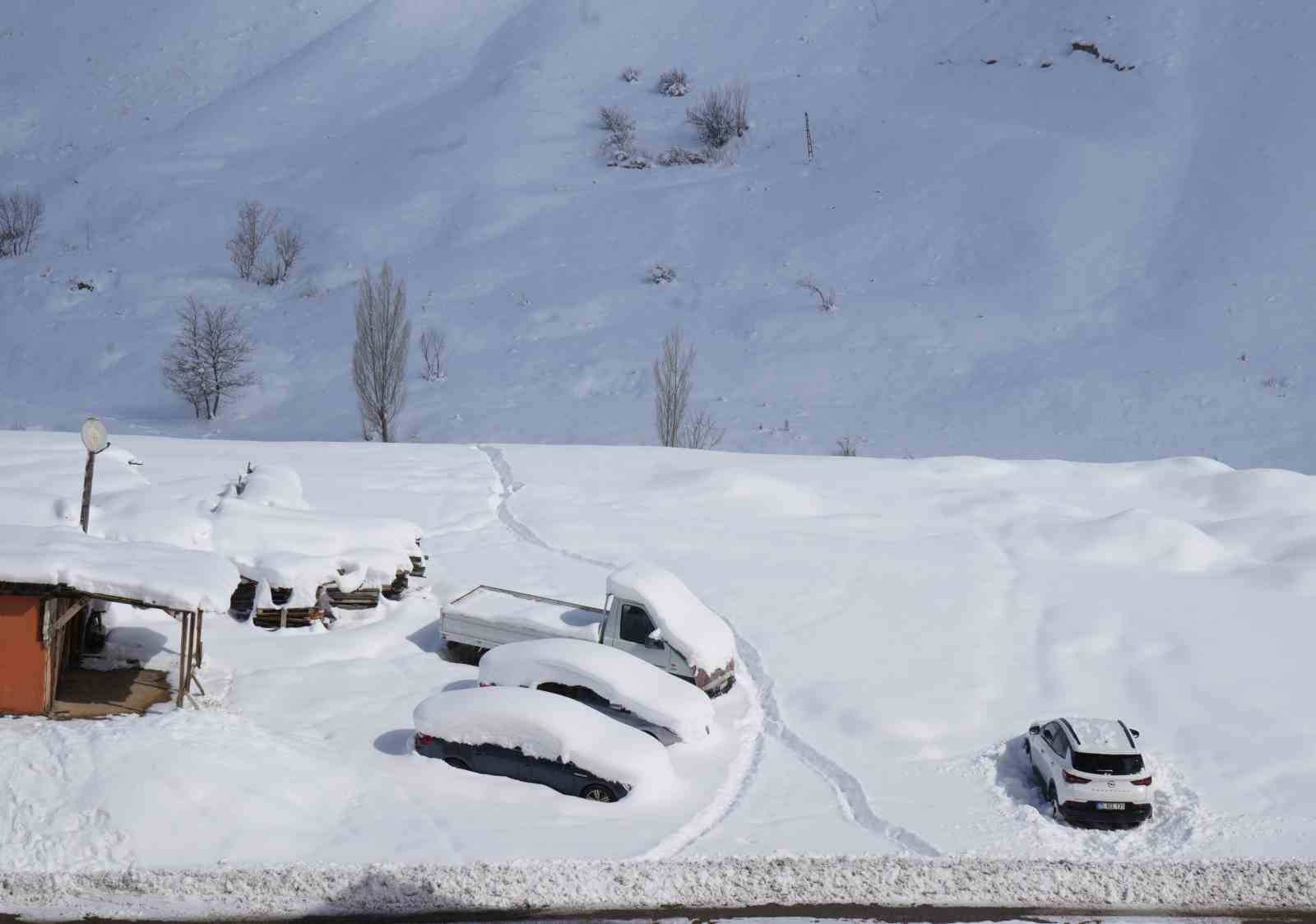 Erzurum’da kar yağışı durdu, çilesi devam ediyor
