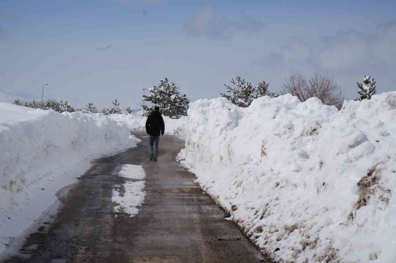 Erzurum’da kar yağışı durdu, çilesi devam ediyor
