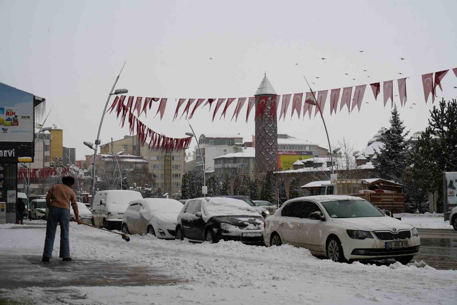 Erzurum’da kar yağışı etkili oluyor
