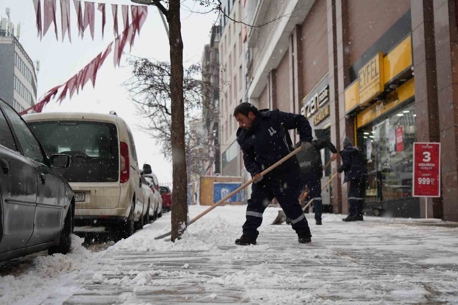 Erzurum’da kar yağışı etkili oluyor
