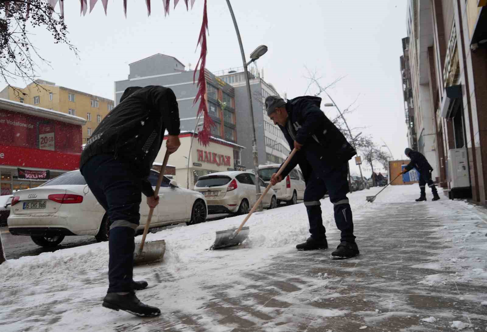 Erzurum’da kar yağışı etkili oluyor
