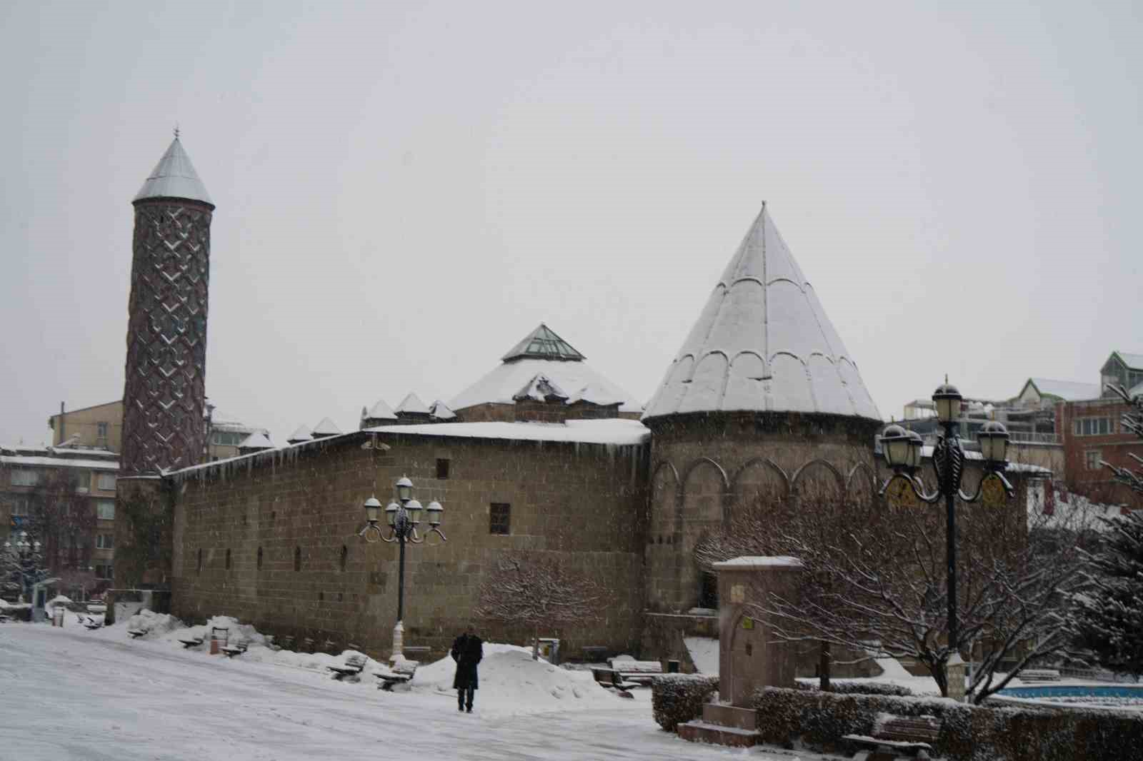 Erzurum’da kar yağışı etkili oluyor
