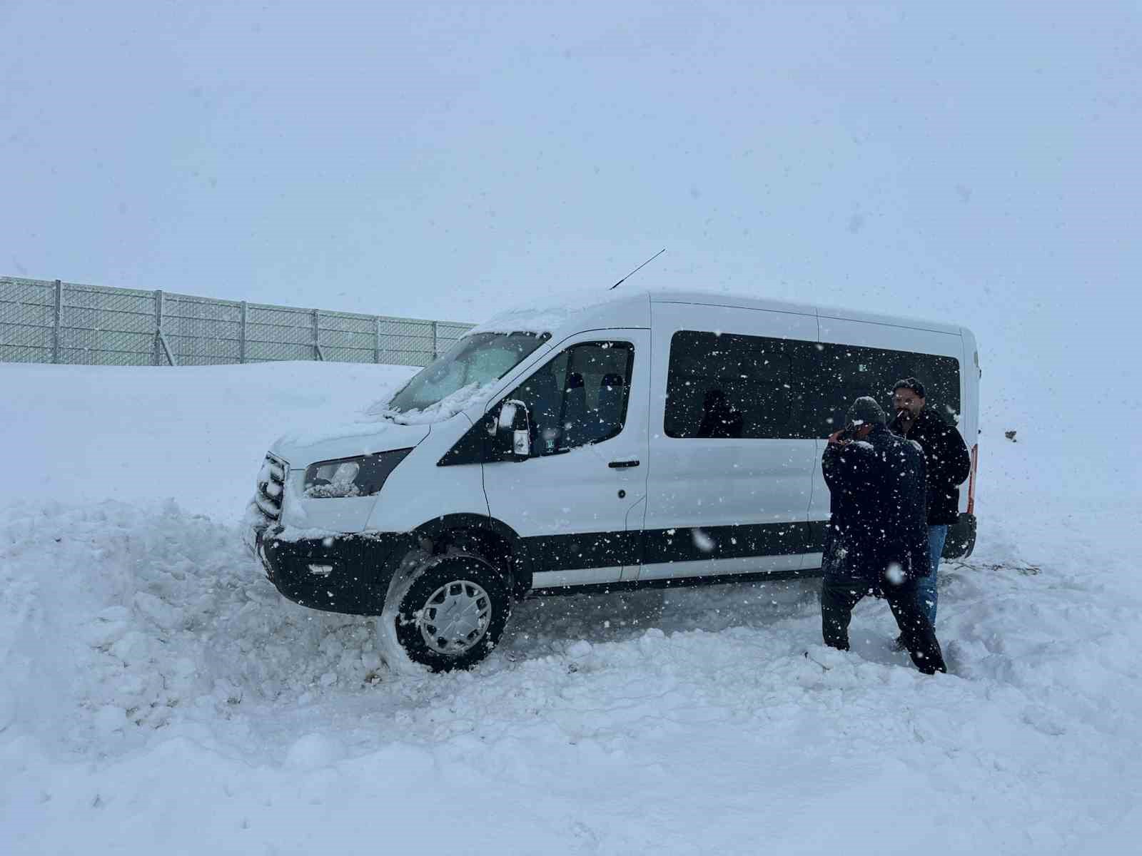 Erzurum’da kar yağışı ve tipi nedeniyle araçlar yolda mahsur kaldı
