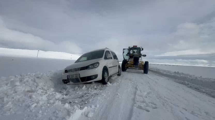 Erzurum’da kara saplanan otomobil 3 saat mahsur kaldı

