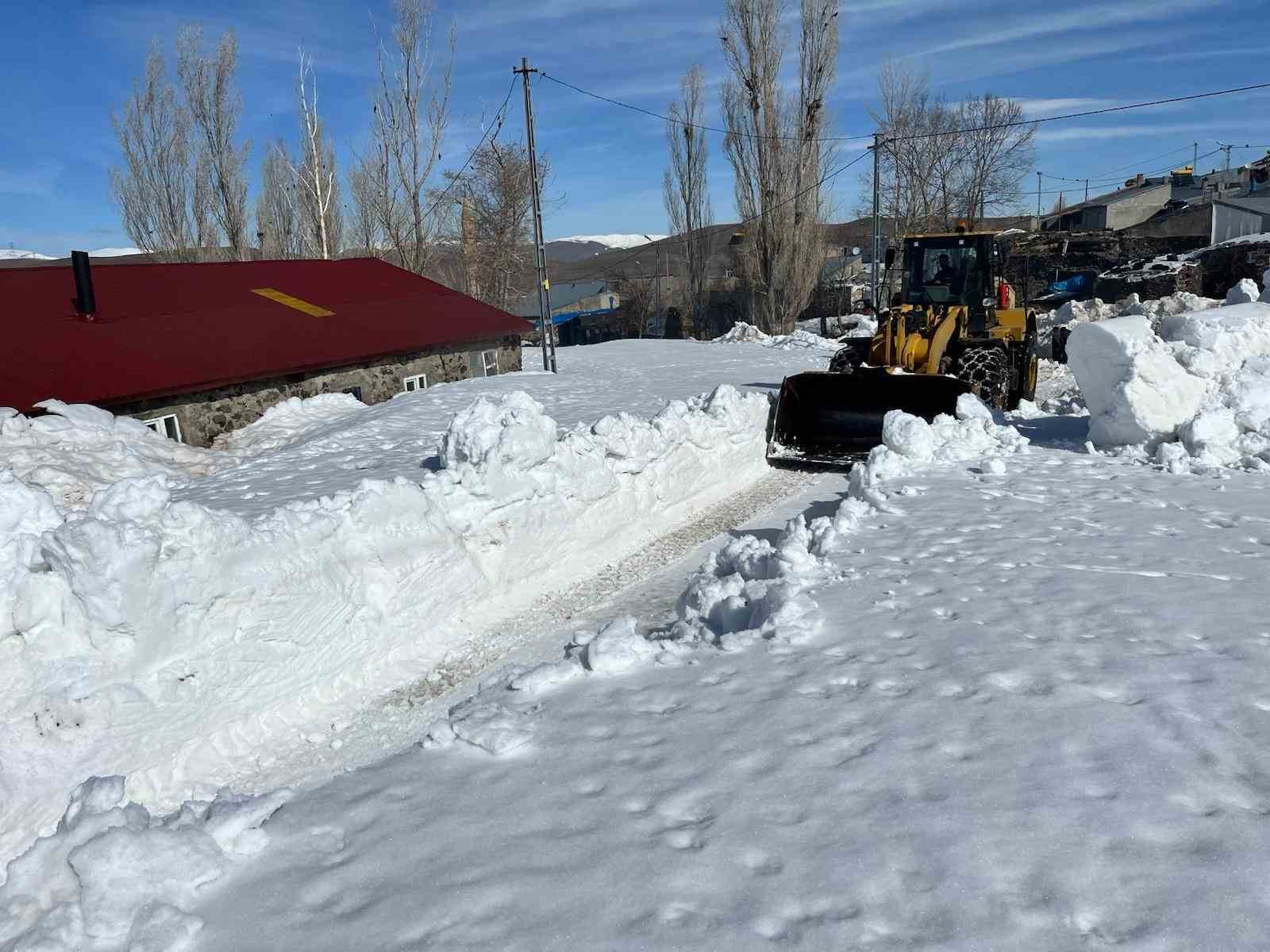 Erzurum’da karla mücadele devam ediyor
