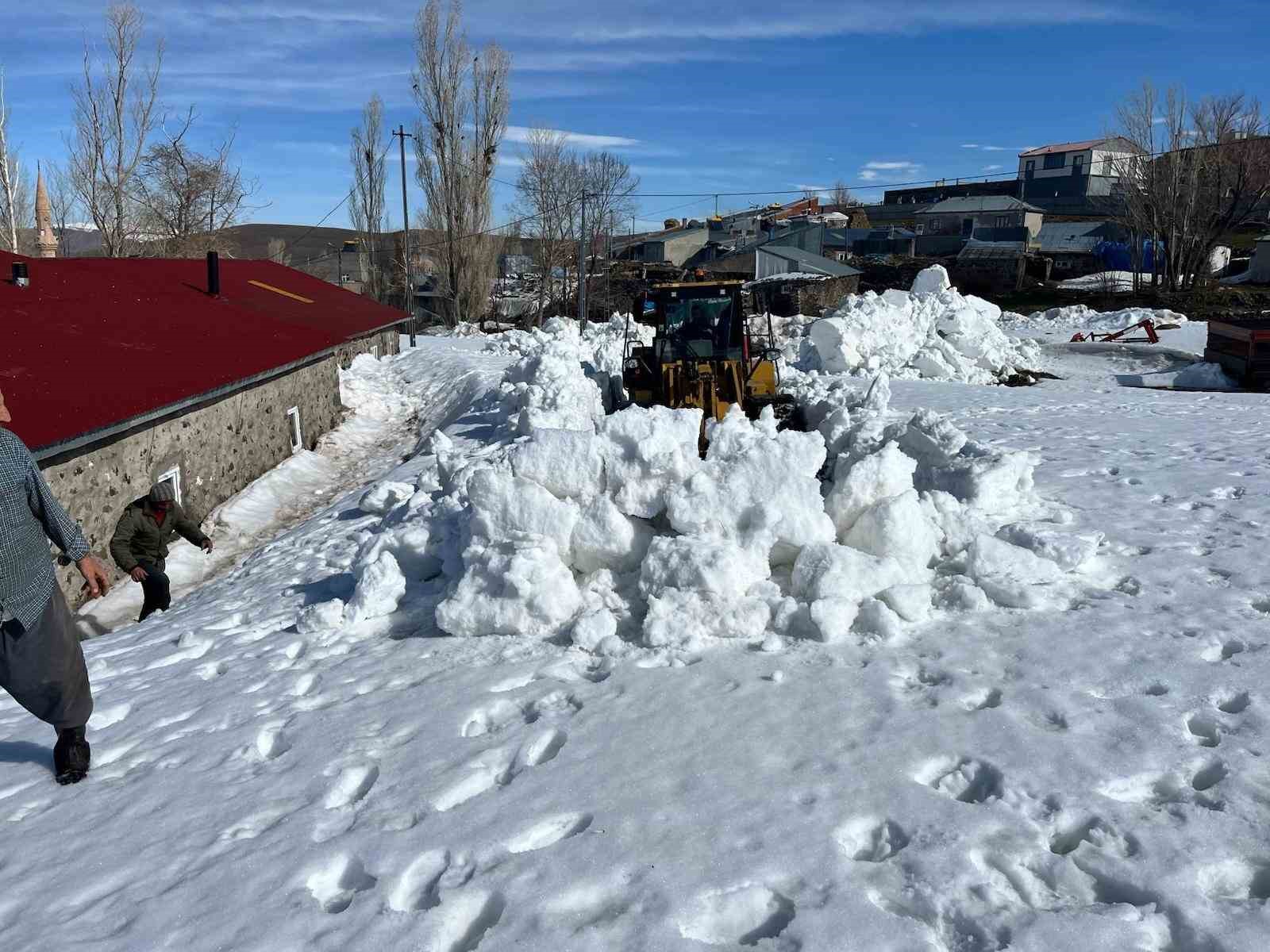 Erzurum’da karla mücadele devam ediyor
