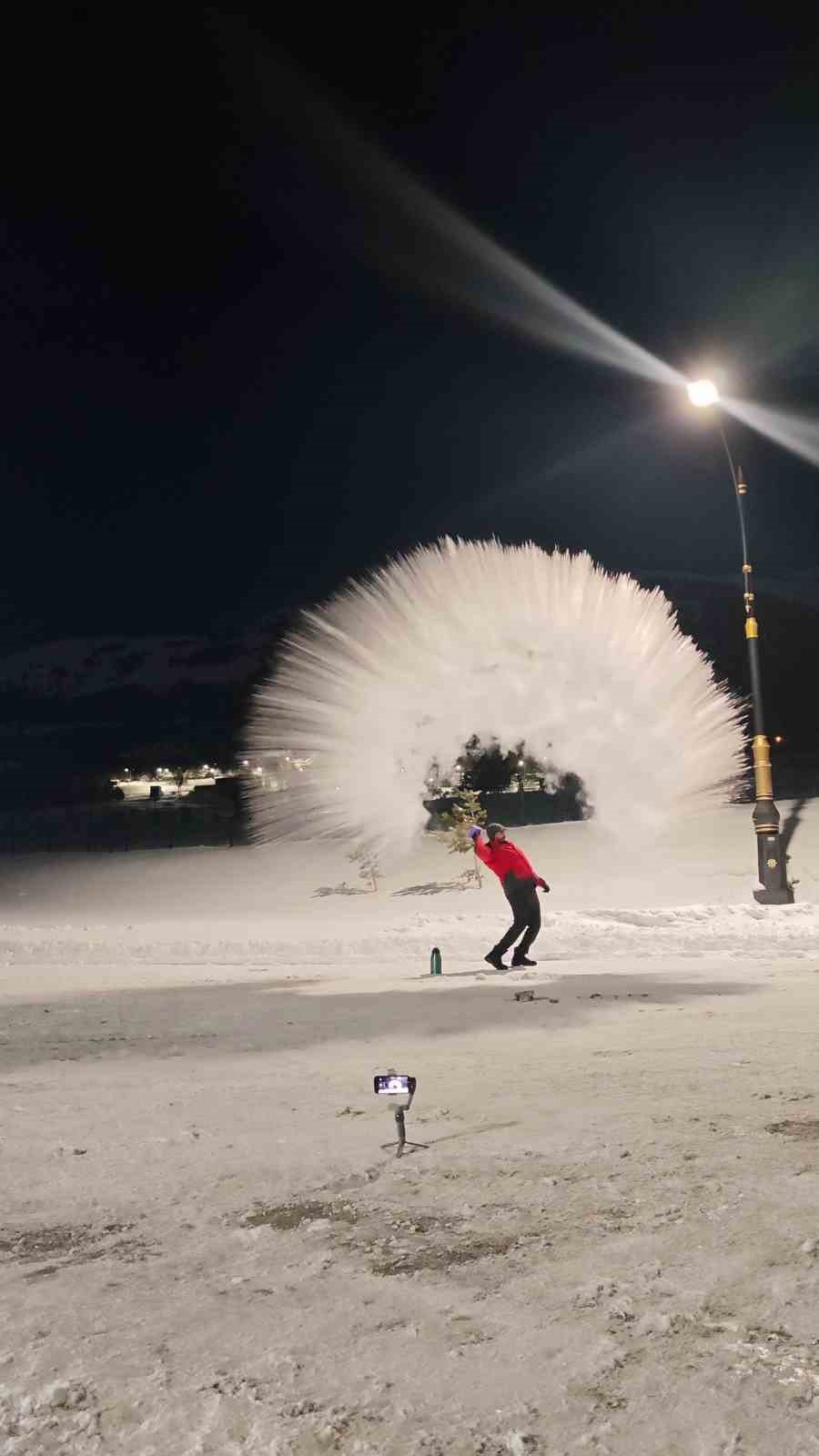Erzurum’da kaynar su havada dondu
