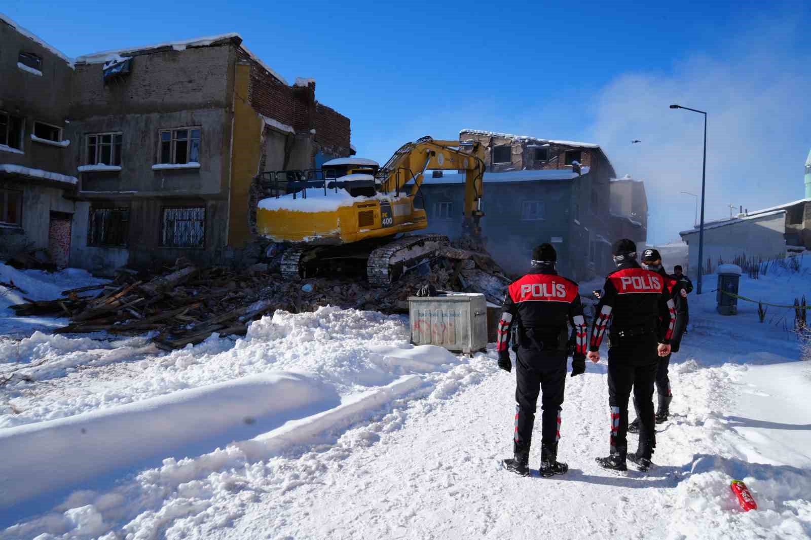Erzurum’da metruk binalar yıkılıyor
