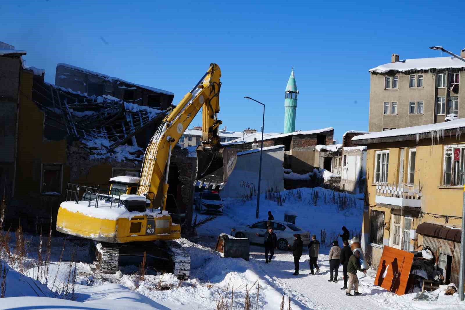 Erzurum’da metruk binalar yıkılıyor
