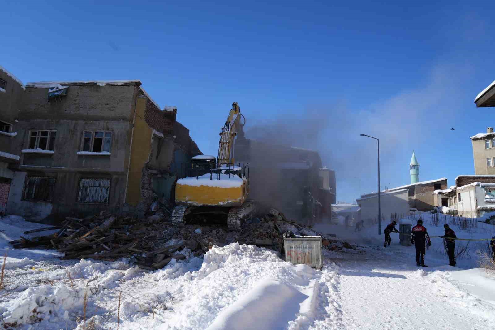 Erzurum’da metruk binalar yıkılıyor
