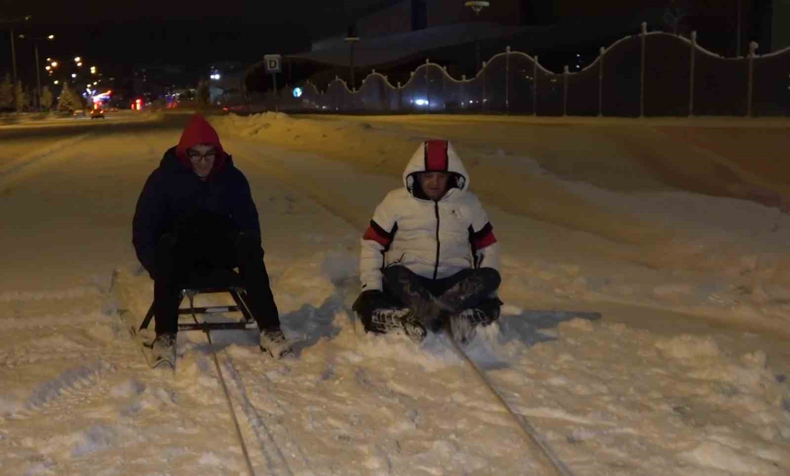 Erzurum’da off-roadçuların lastik ve kızaklı kar keyfi
