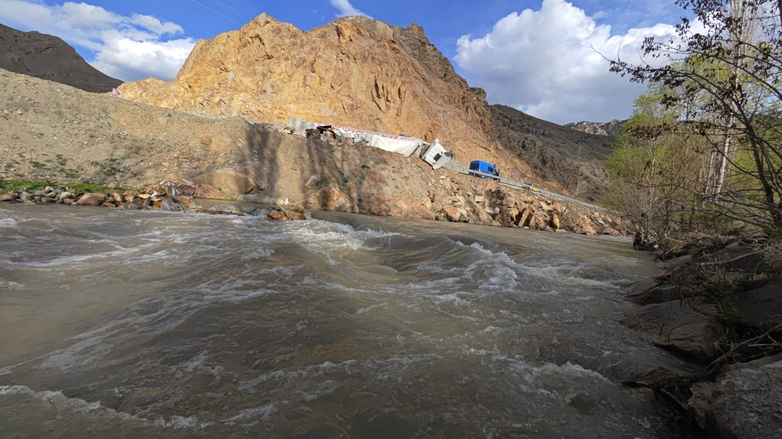 Erzurum’da "Ölüm Virajı"nda yine kaza: Facianın eşiğinden dönüldü
