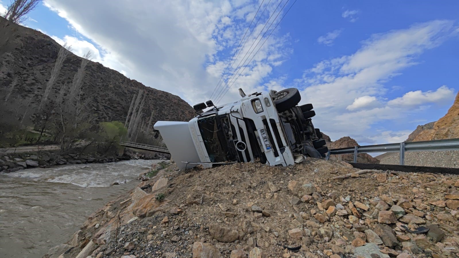 Erzurum’da "Ölüm Virajı"nda yine kaza: Facianın eşiğinden dönüldü
