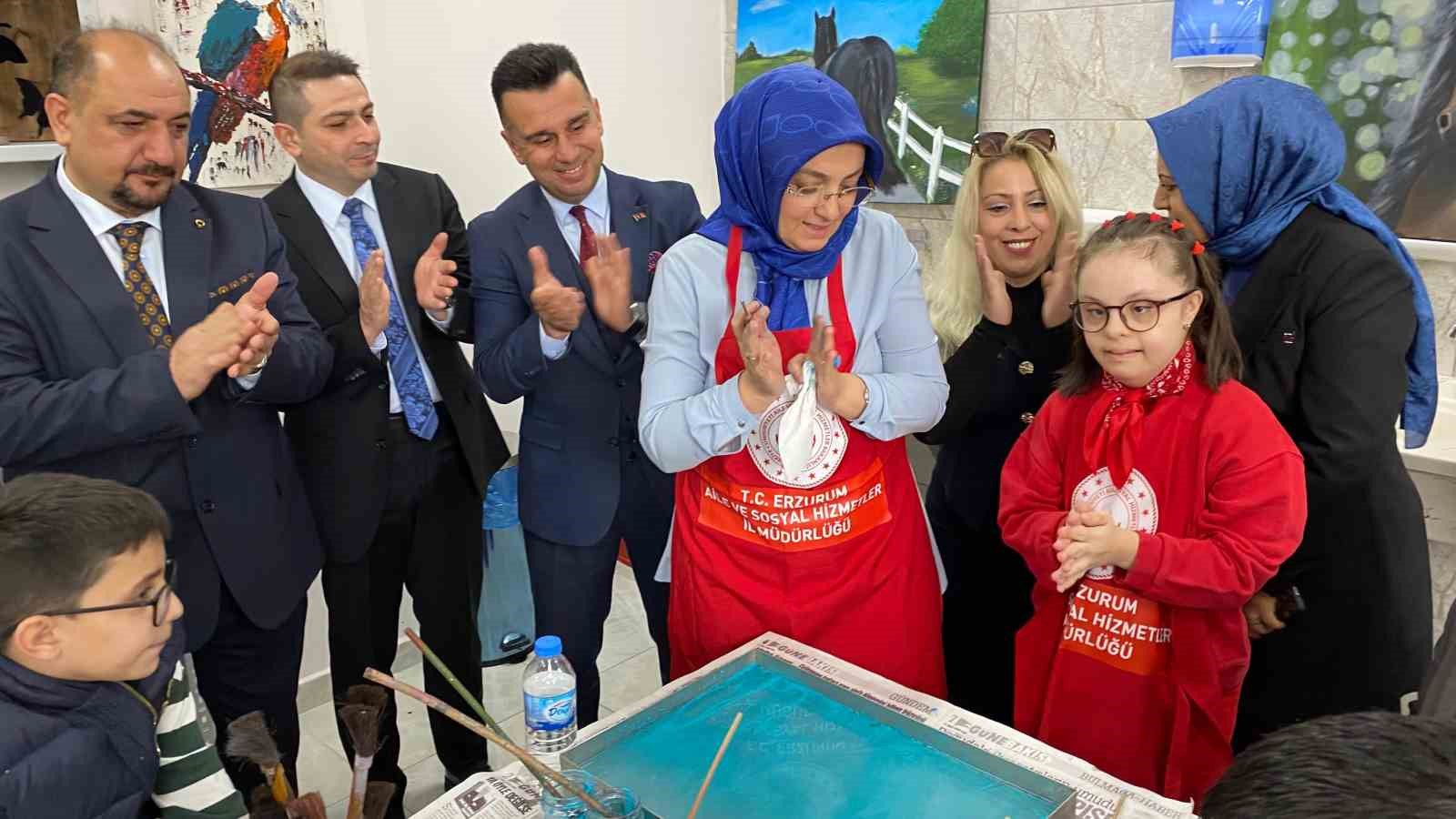 Erzurum’da otizm farkındalığı için mavi balonlar gökyüzüne bırakıldı
