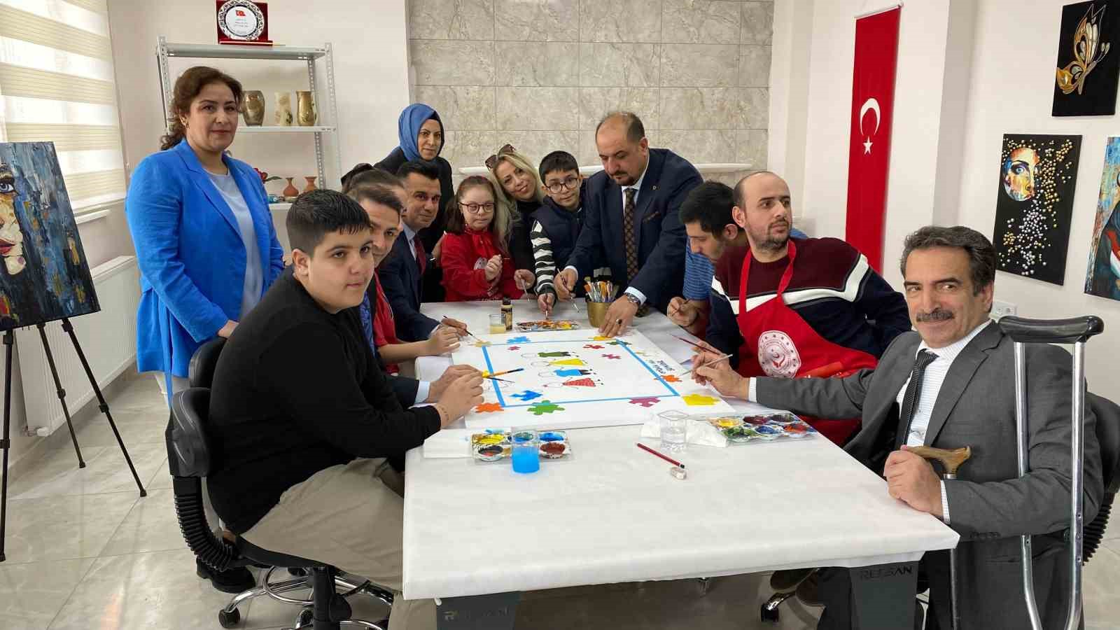 Erzurum’da otizm farkındalığı için mavi balonlar gökyüzüne bırakıldı
