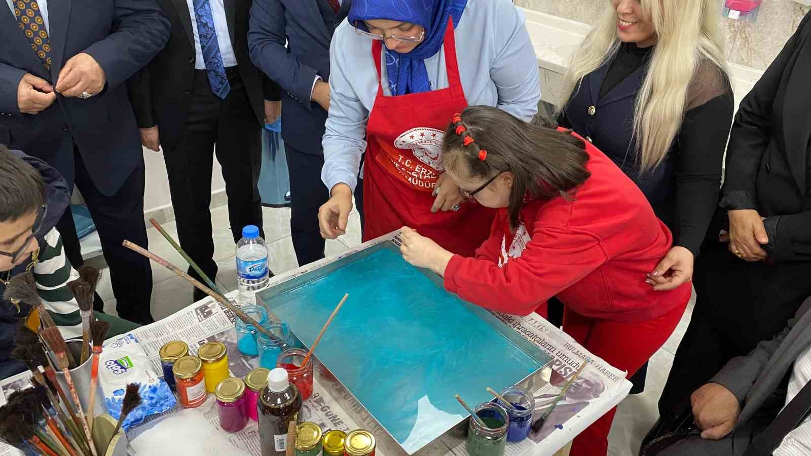 Erzurum’da otizm farkındalığı için mavi balonlar gökyüzüne bırakıldı
