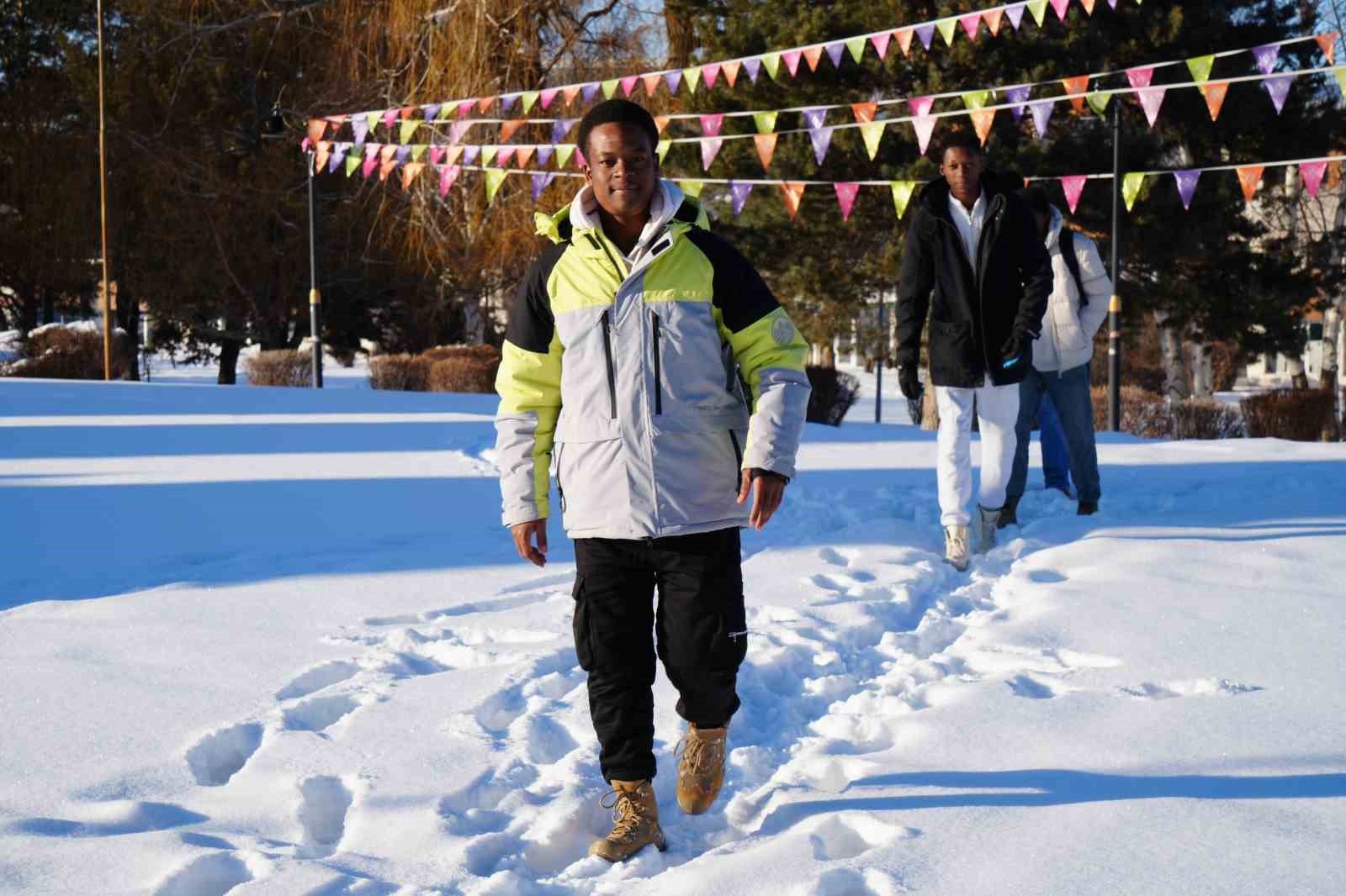 Erzurum’da siyah ile beyazın buluşması
