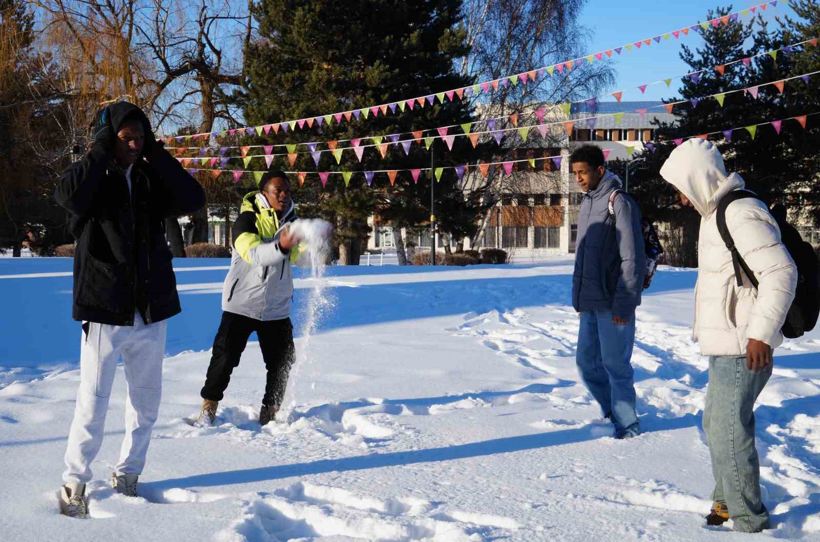 Erzurum’da siyah ile beyazın buluşması
