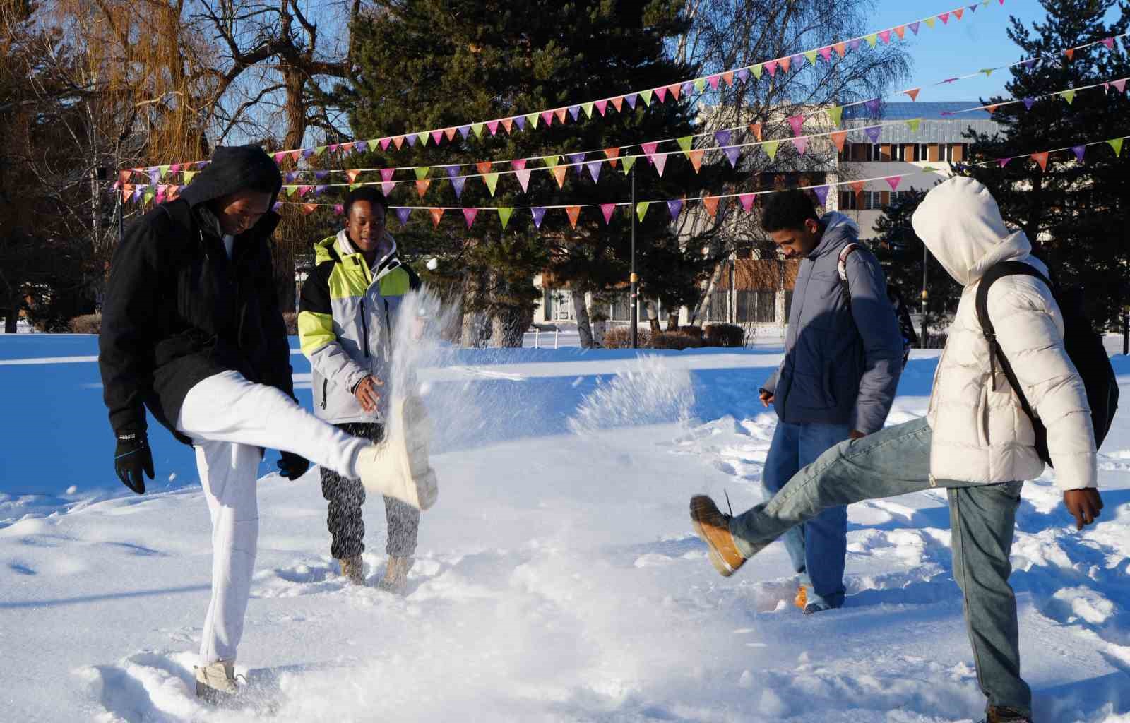 Erzurum’da siyah ile beyazın buluşması
