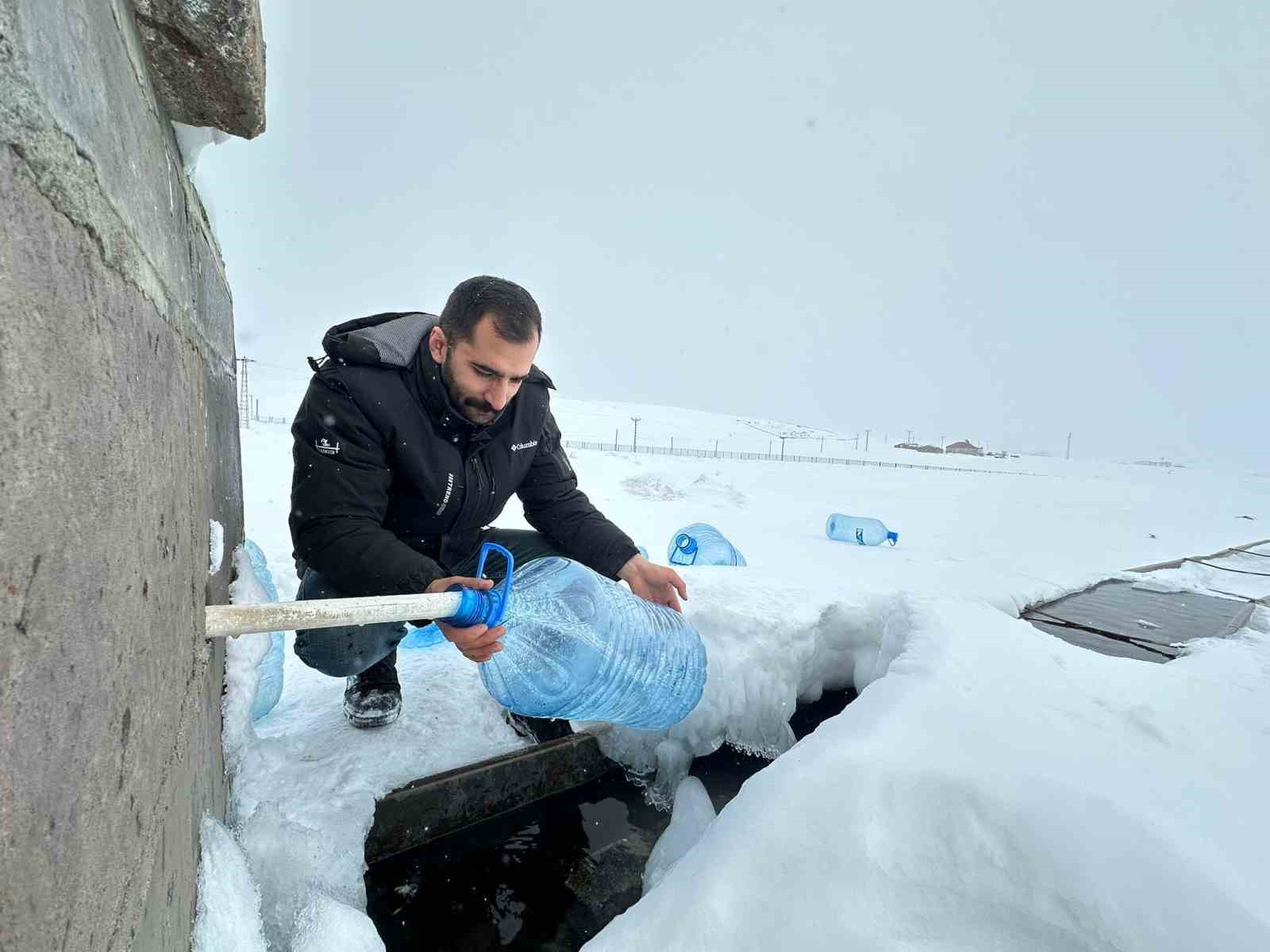 Erzurum’da su hatları dondu, vatandaşlar çeşmelerden bidonlarla su taşıdı
