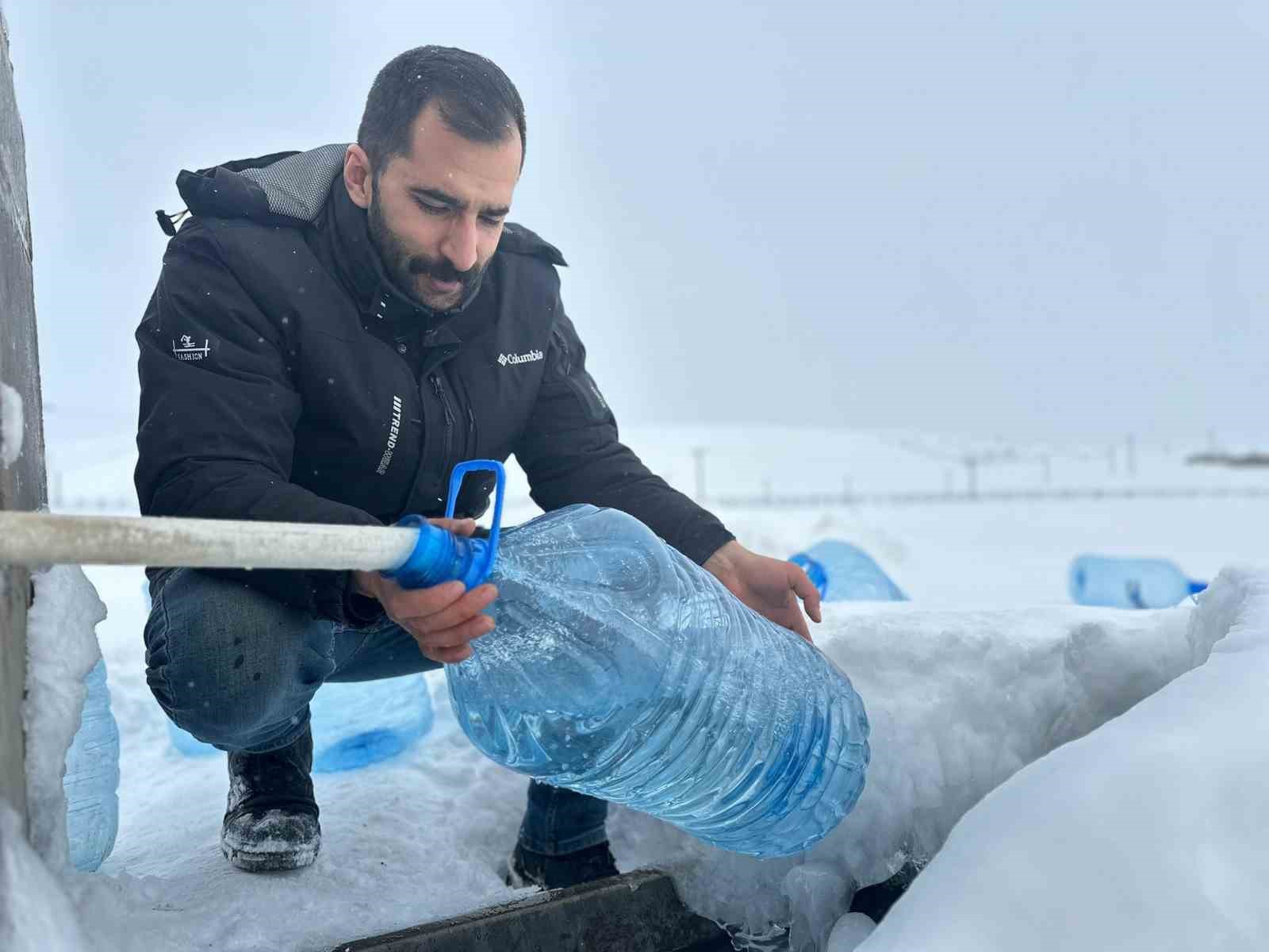 Erzurum’da su hatları dondu, vatandaşlar çeşmelerden bidonlarla su taşıdı
