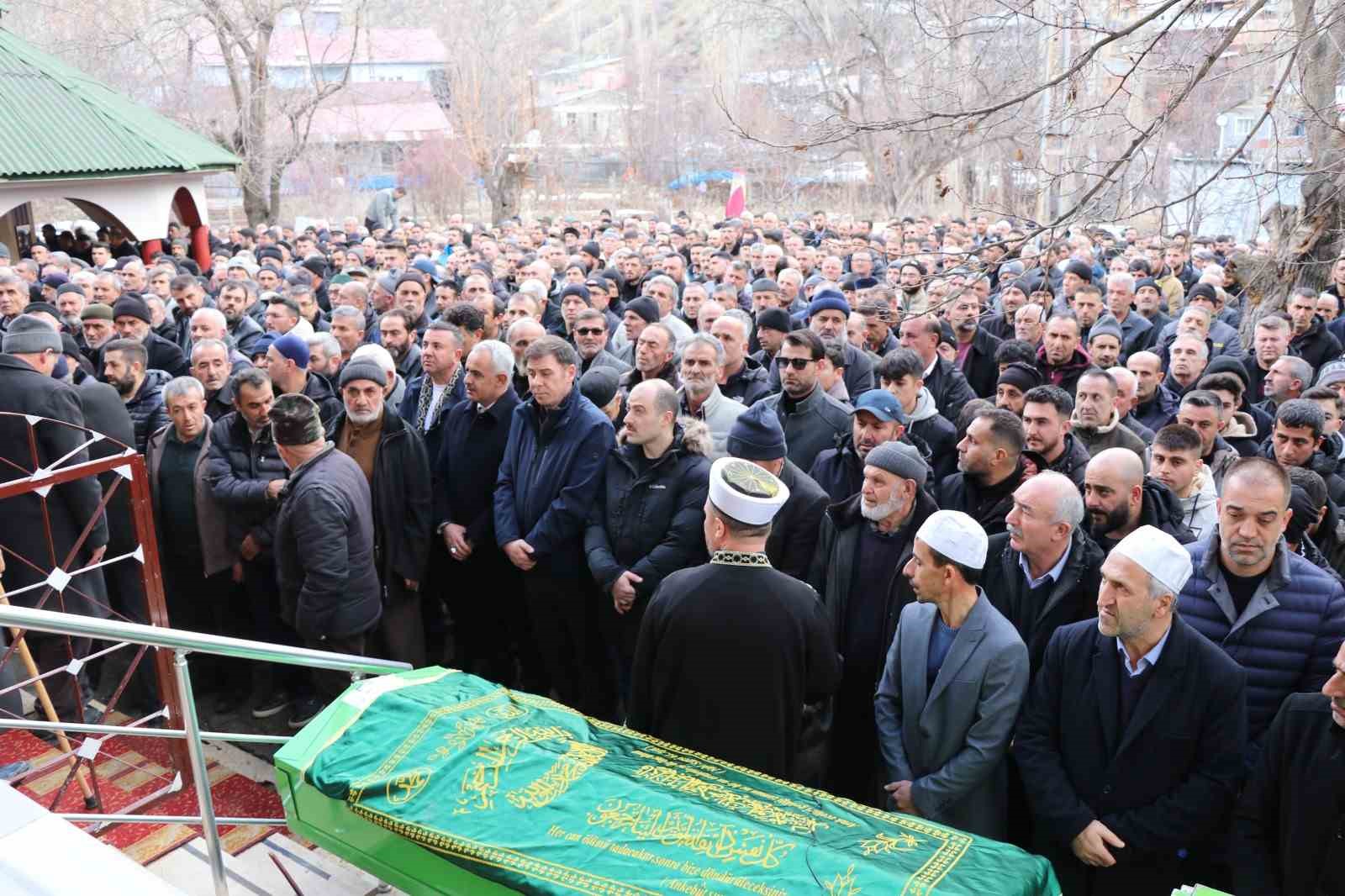 Erzurum’da trafik kazasında vefat eden iki kardeş ve bir arkadaşa hüzünlü veda
