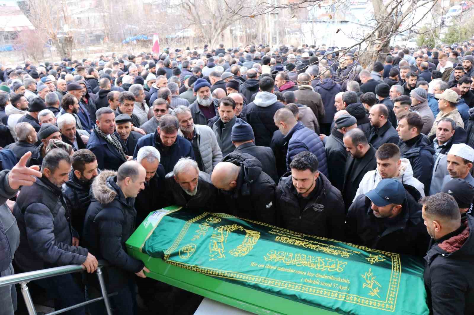 Erzurum’da trafik kazasında vefat eden iki kardeş ve bir arkadaşa hüzünlü veda
