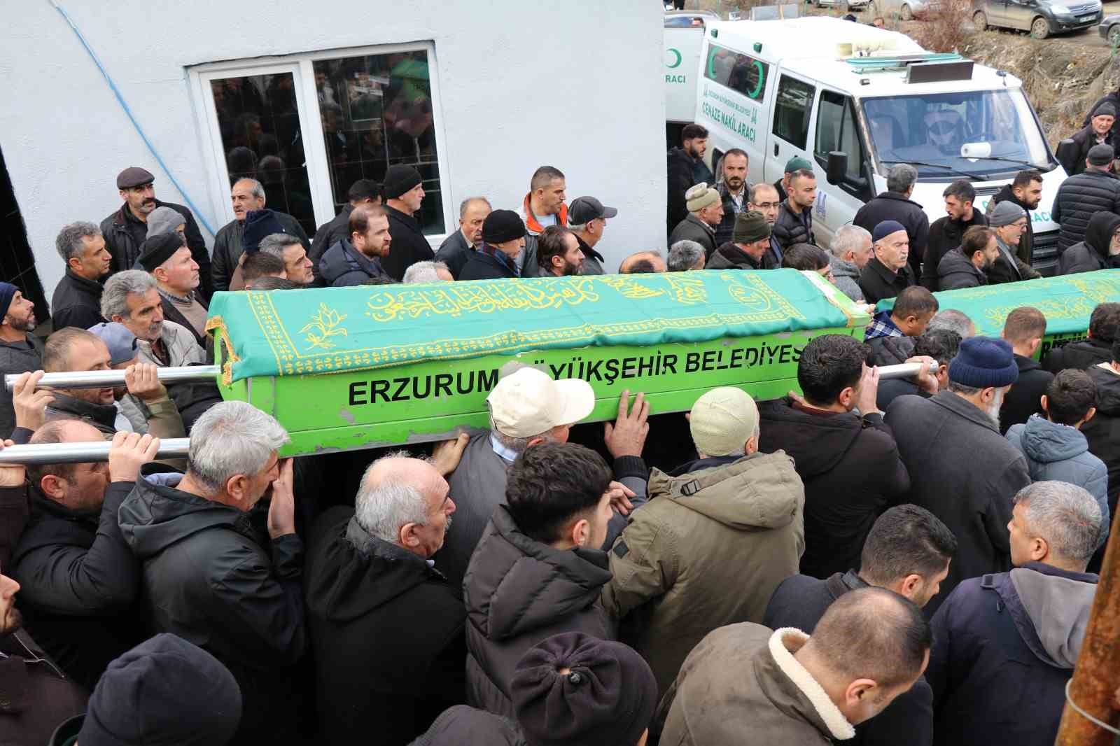 Erzurum’da trafik kazasında vefat eden iki kardeş ve bir arkadaşa hüzünlü veda
