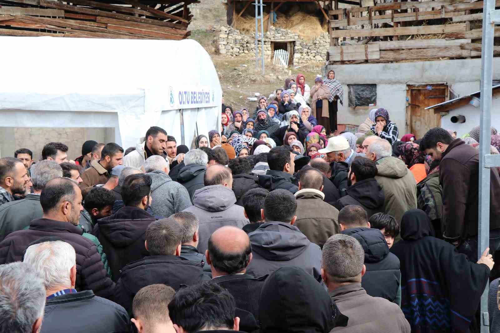 Erzurum’da trafik kazasında vefat eden iki kardeş ve bir arkadaşa hüzünlü veda
