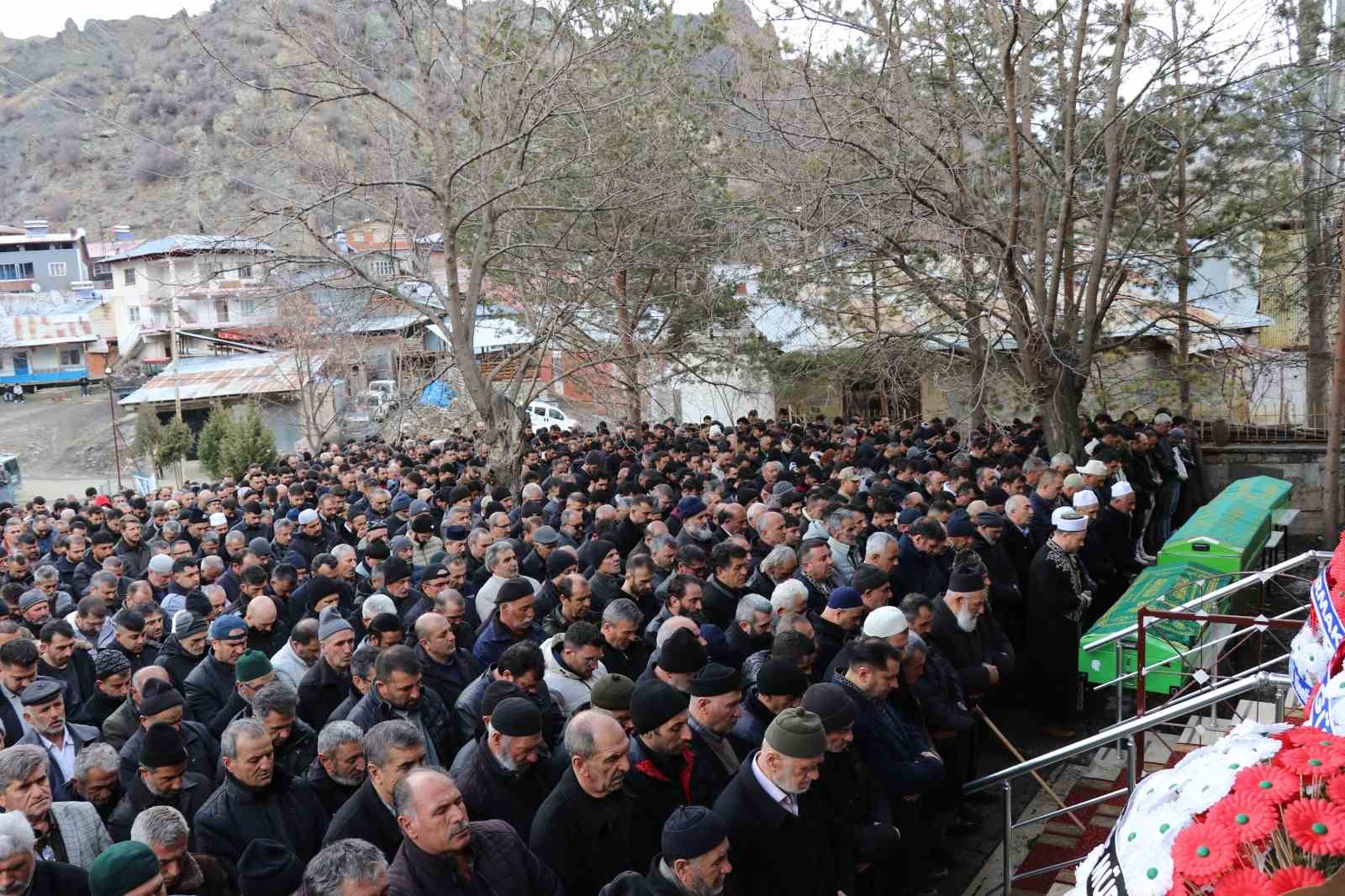 Erzurum’da trafik kazasında vefat eden iki kardeş ve bir arkadaşa hüzünlü veda
