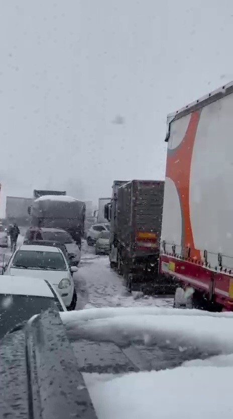 Erzurum’da ulaşıma kar engeli
