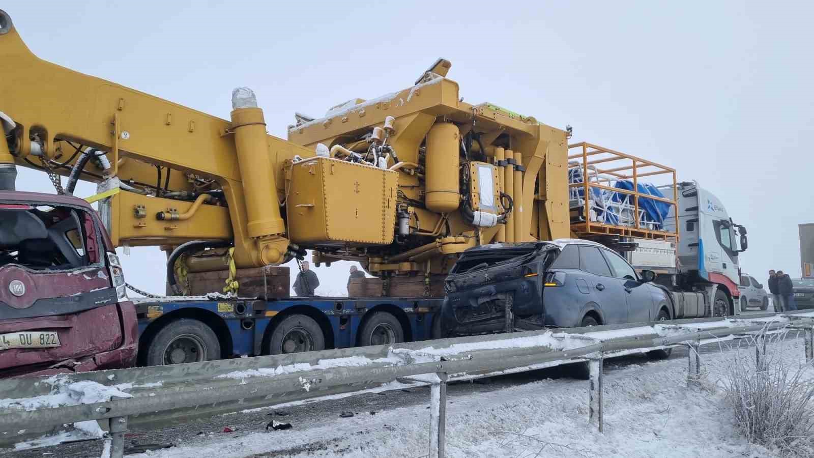 Erzurum’da zincirleme kazada can pazarı yaşandı: 8 ağır yaralı
