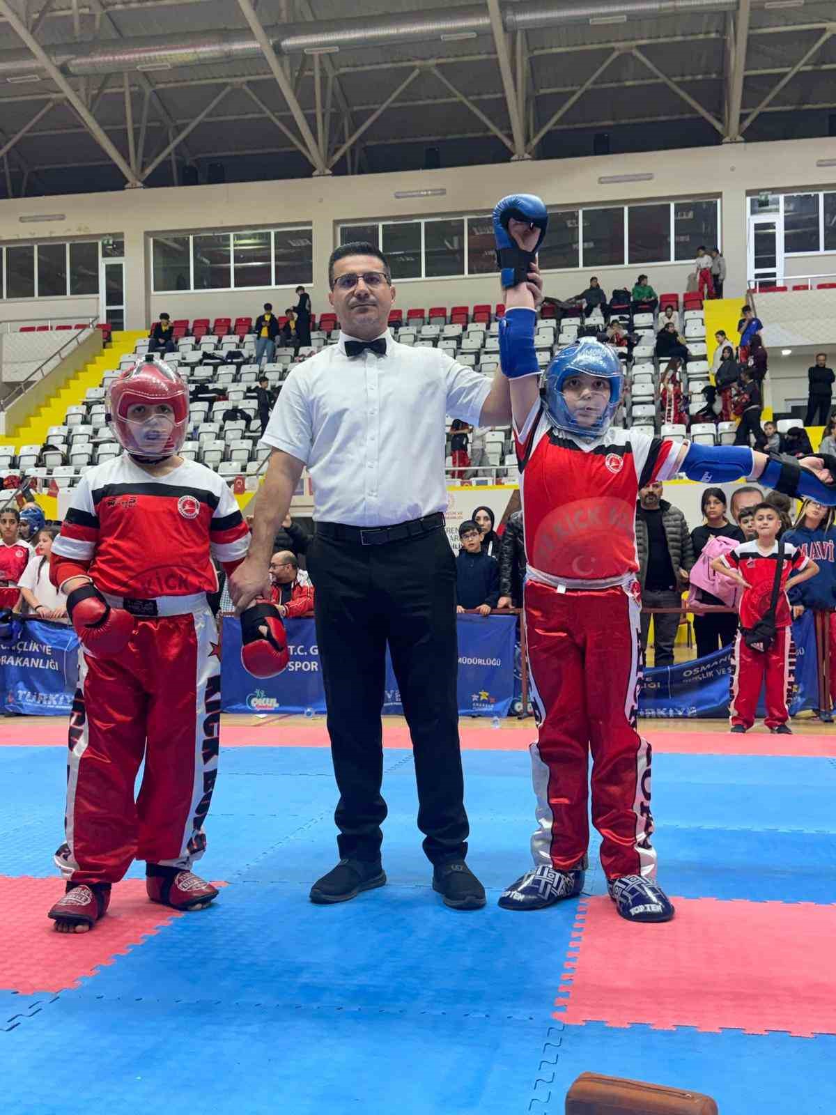 Erzurumlı Kick Boksçular madalyalarla dönüyor
