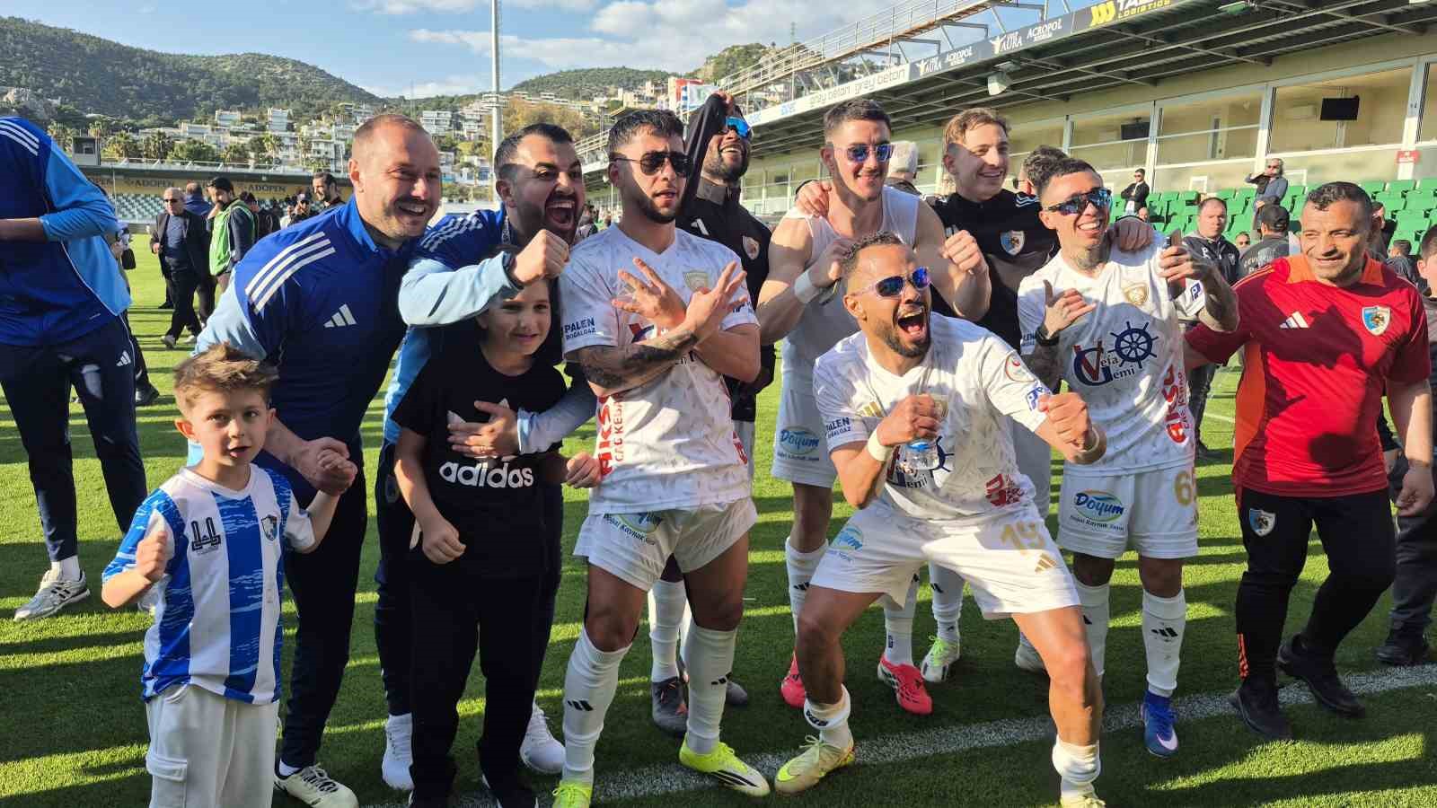 Erzurumspor FK maçtan sonra şampiyonluğunu kutladı
