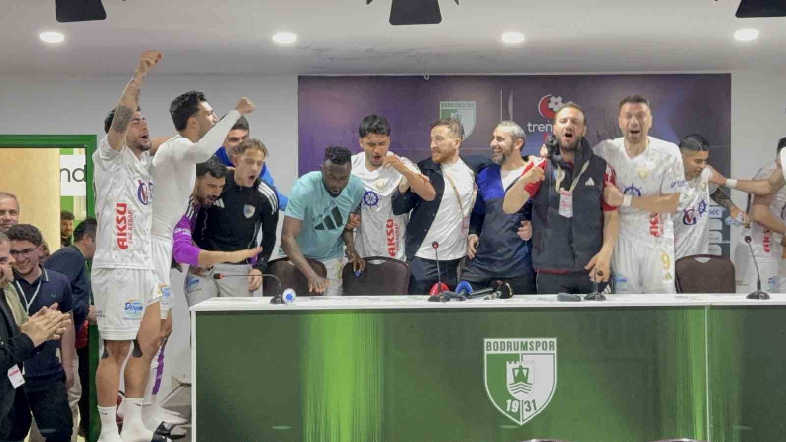 Erzurumspor FK oyuncuları basın toplantısını basıp kutlama yaptı
